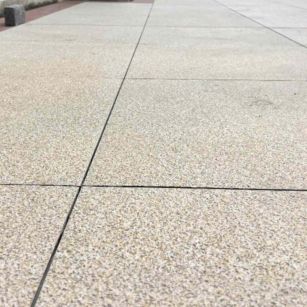 银川 黄金麻花岗岩石板材荔枝面地面铺装效果