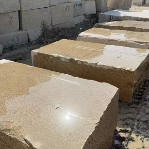 银川 黄金麻方料堆场洗料分选中，原材料充足