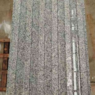 银川 芝麻白花岗岩荔枝面雕刻盲道，盲条