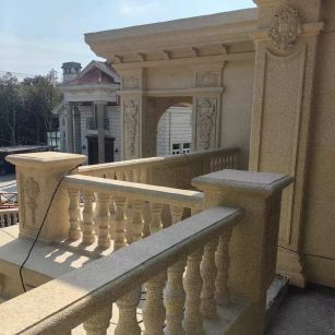 银川 黄金麻别墅外墙干挂雕花配合阳台栏杆花瓶柱