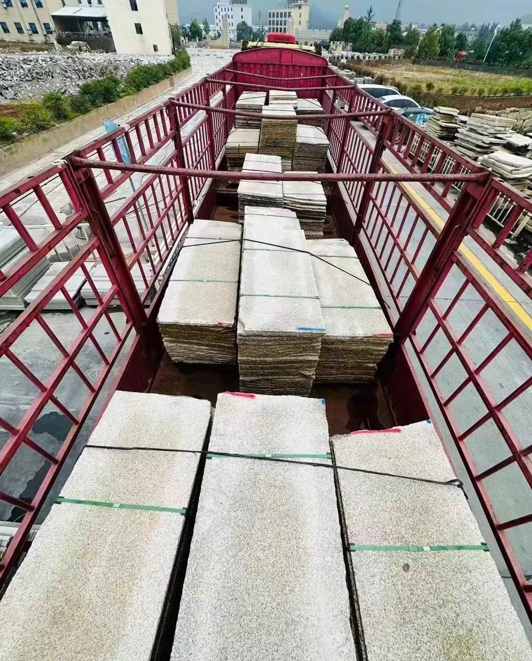 银川 黄金麻花岗岩荔枝面，光面毛板装车完成