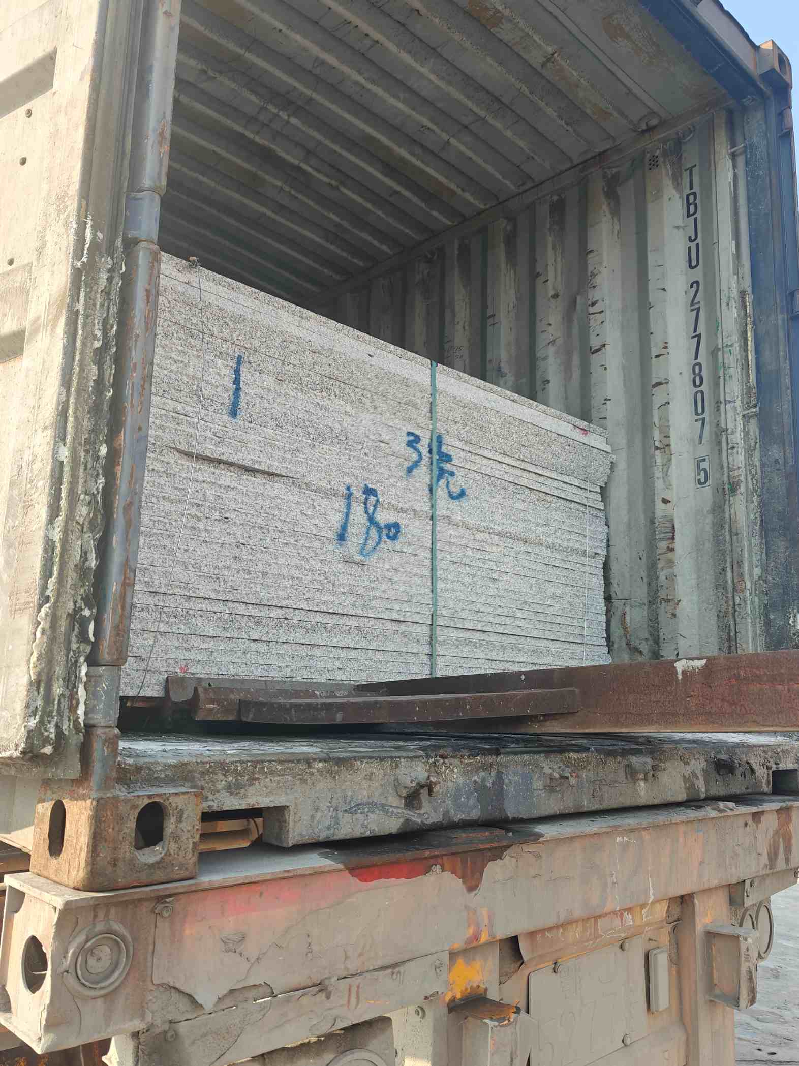 银川 芝麻白花岗岩石材3.0公分光面毛板装柜出货