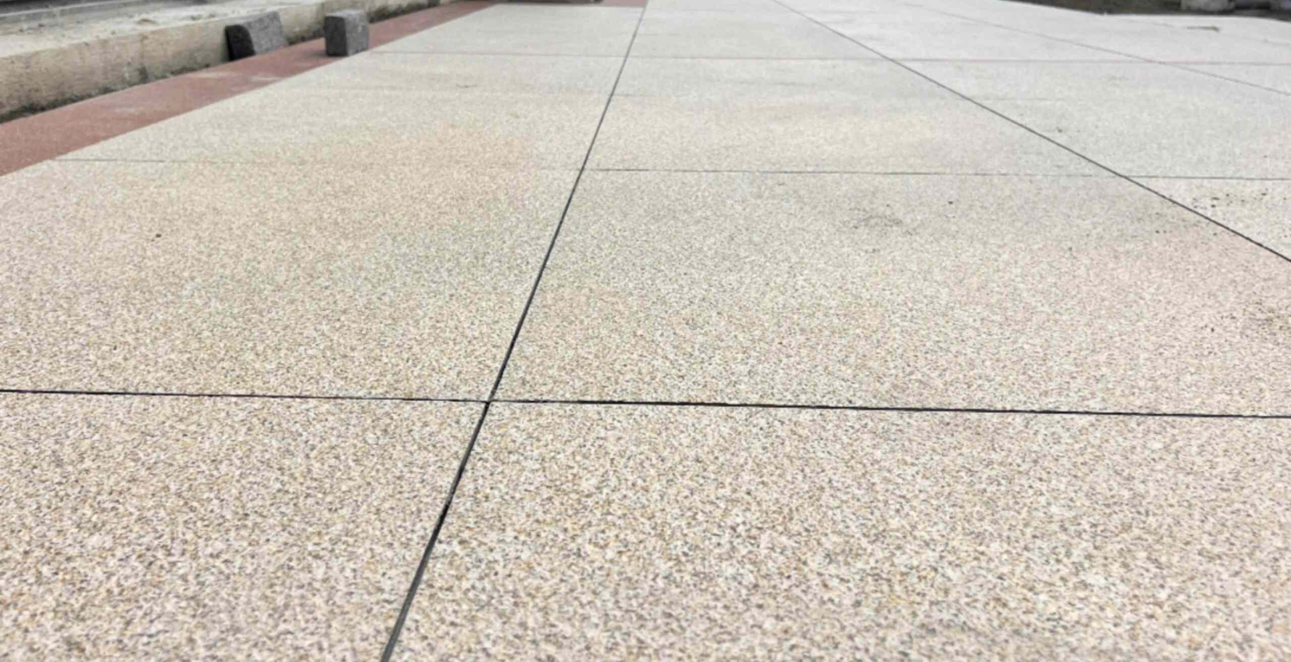 银川 黄金麻花岗岩石板材荔枝面地面铺装效果