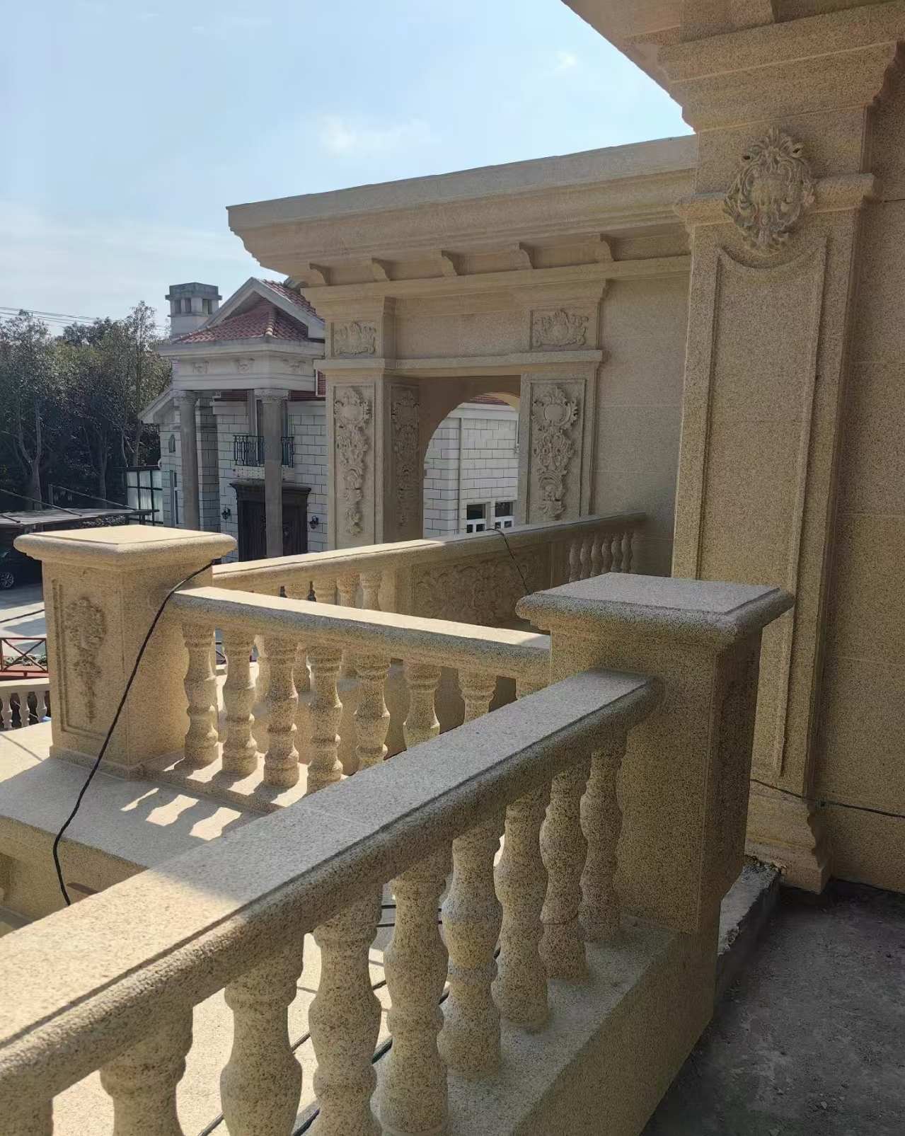 银川 黄金麻别墅外墙干挂雕花配合阳台栏杆花瓶柱