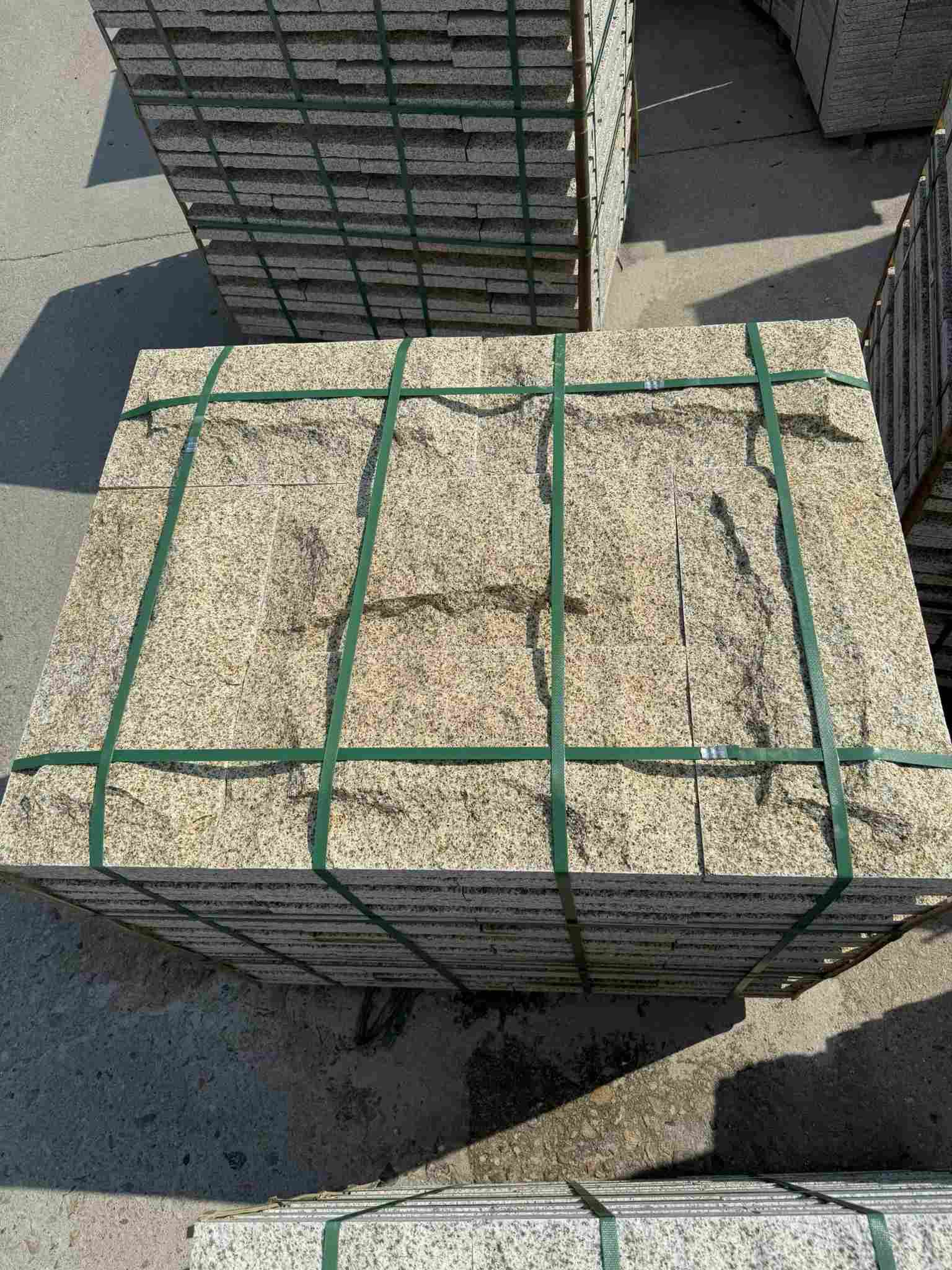 银川 黄金麻花岗岩石材自然面蘑菇石成品