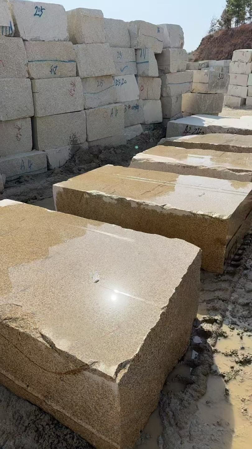 银川 黄金麻方料堆场洗料分选中，原材料充足