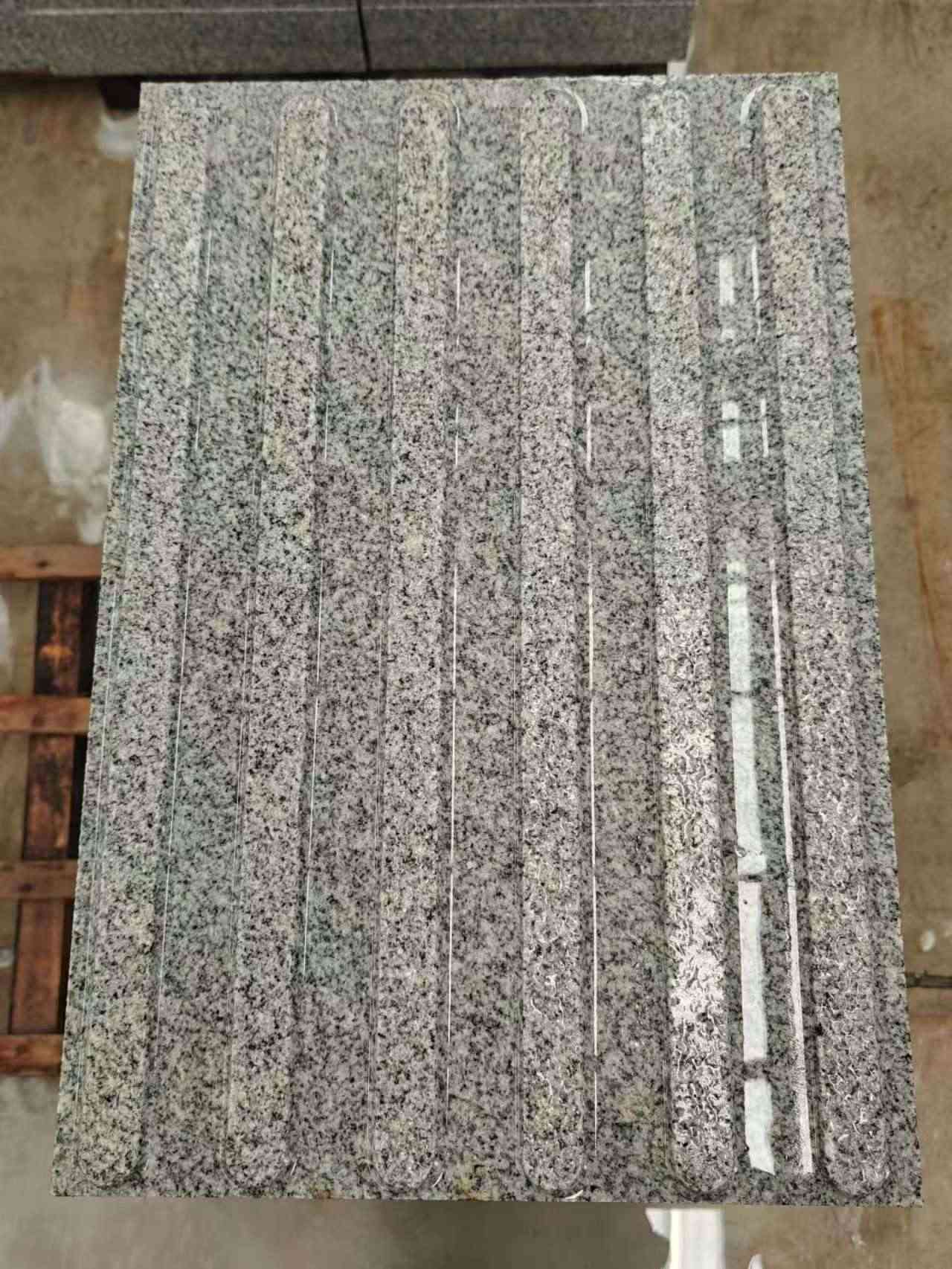 银川 芝麻白花岗岩荔枝面雕刻盲道，盲条