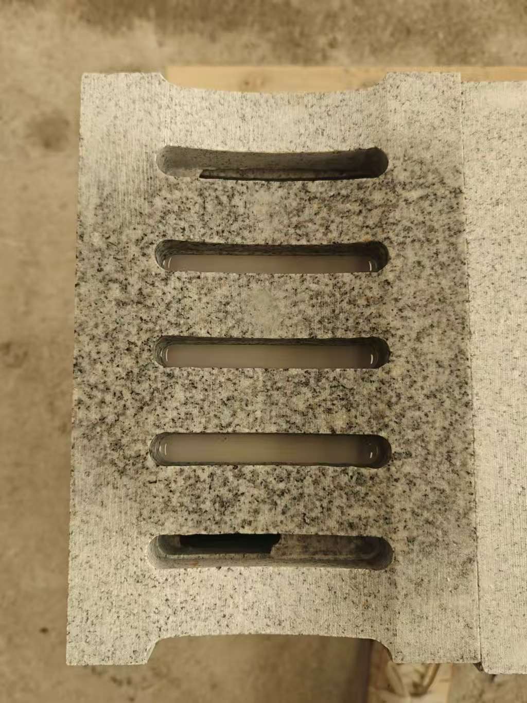 银川 芝麻白拉丝面花岗岩U型开槽排水槽