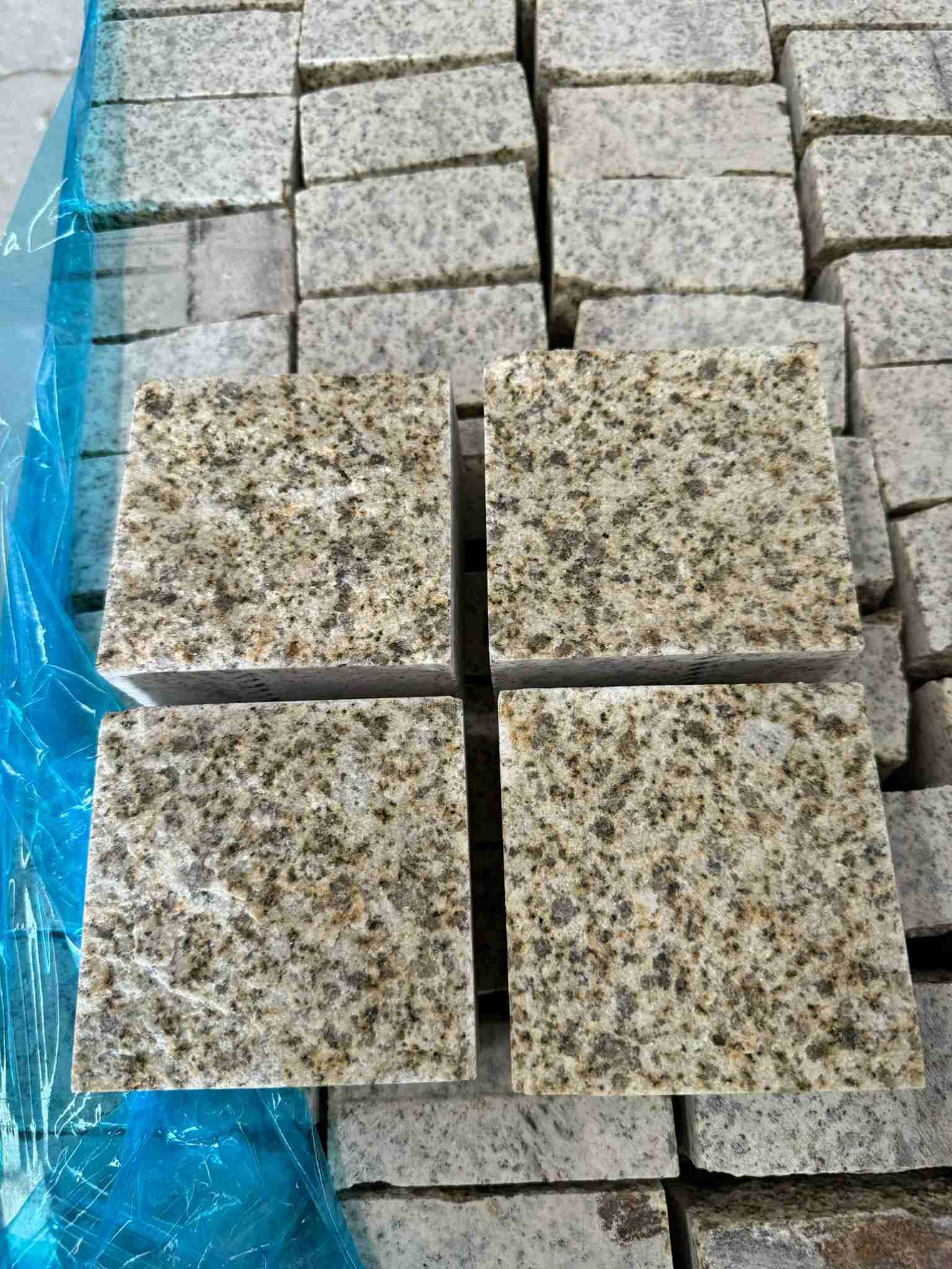 银川 黄金麻花岗岩自然面小方块，弹石，马蹄石等