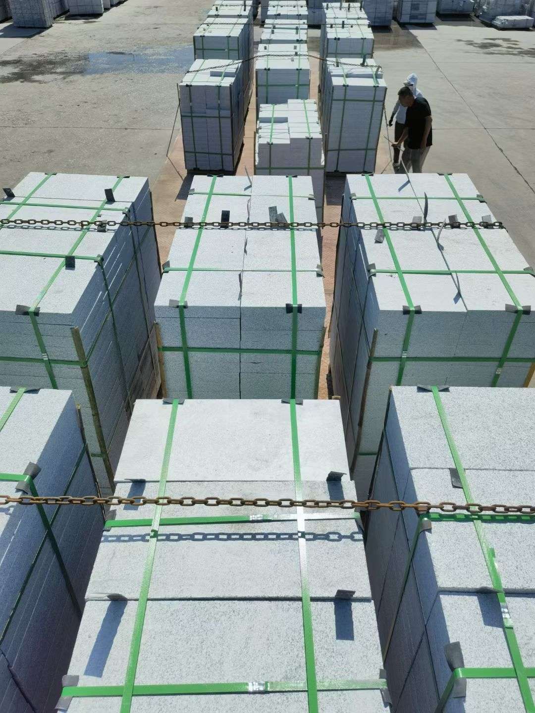 银川 芝麻白花岗岩5公分地铺石 花岗岩厂家工厂装车日常