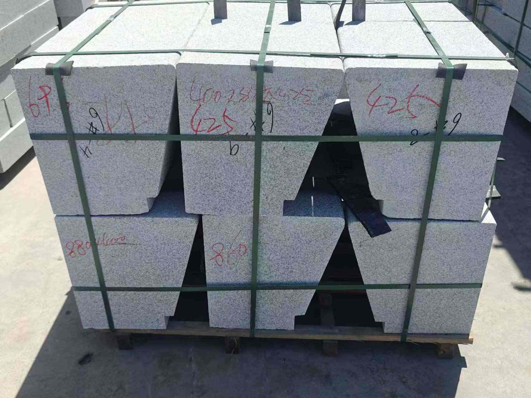 银川 芝麻白异形坐凳，石凳