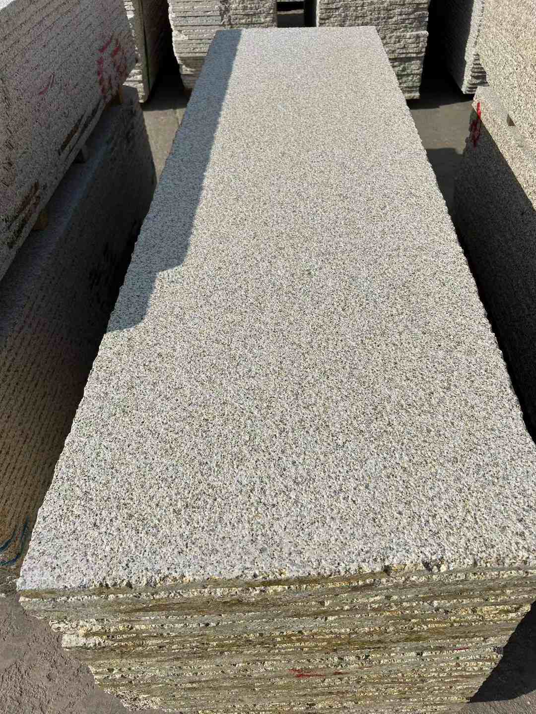 银川 黄金麻花岗岩荔枝面毛板，半成品