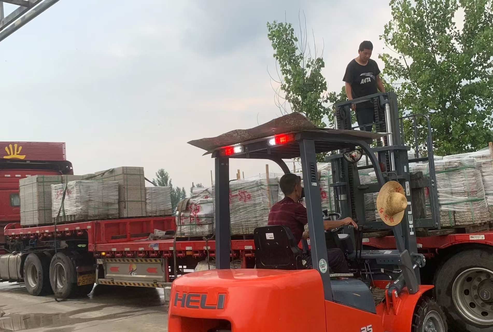 银川 黄金麻冰裂纹，地铺石装车