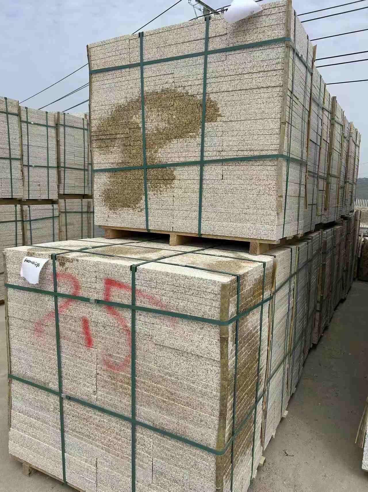 银川 黄金麻花岗岩石材荔枝面地铺石2.5*300*600