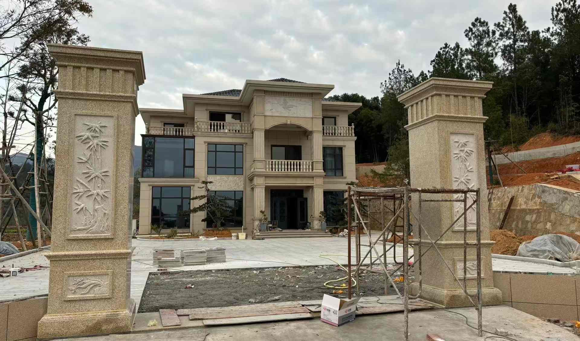 银川 黄金麻花岗岩别墅雕花外墙干挂配上门口雕花罗马柱